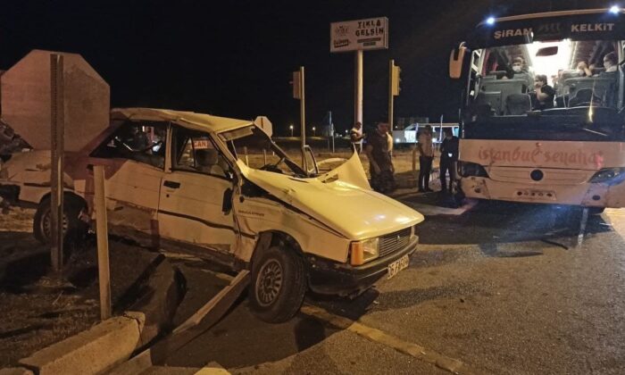 Yolcu otobüsü ve otomobil çarpıştı:1 ağır yaralı