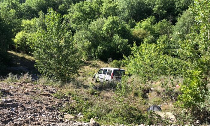 Yoldan çıkan hafif ticari araç şarampole düştü