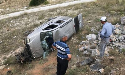 Yoldan çıkan hafif ticari araç uçuruma yuvarlandı: 4 yaralı