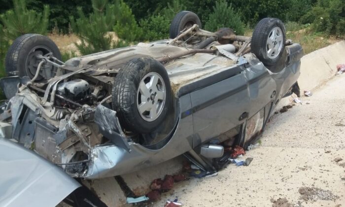 Yoldan çıkan otomobil şarampolde takla attı: 2 yaralı