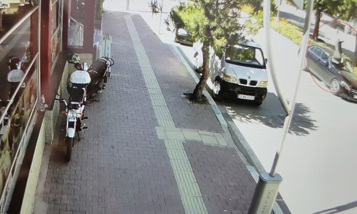 Yolun karşısına geçmeye çalışan yaşlı adamın ölümden döndüğü anlar