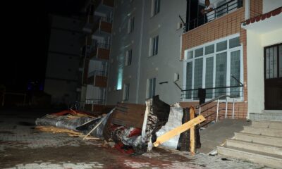 Yozgat’ta fırtına çatıyı aracın üzerine uçurdu, o anlar güvenlik kamerasına yansıdı