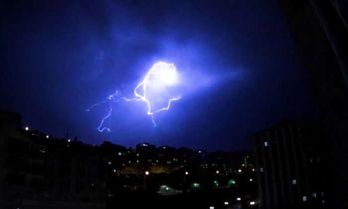 Yozgat’ta şimşekler geceyi aydınlattı