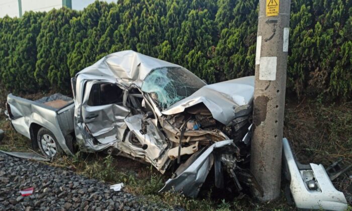 Yük treni ile kamyonet çarpıştı: 1 ölü