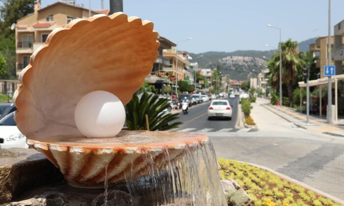 Yunus Nadi Caddesi’ne süs havuzu yapıldı