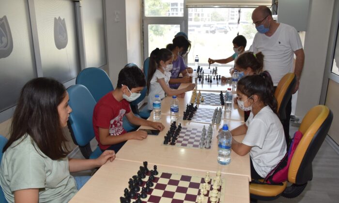 Yunusemre ile satranç öğreniyorlar