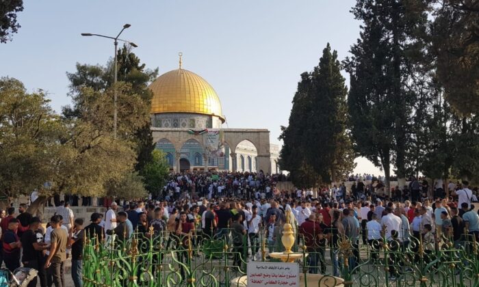 Yüz binlerce Müslüman, bayram namazını Mescid-i Aksa’da kıldı
