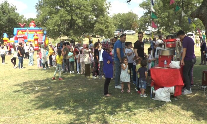 Yüzlerce kişi toplu bayramlaşma töreninde bir araya geldi