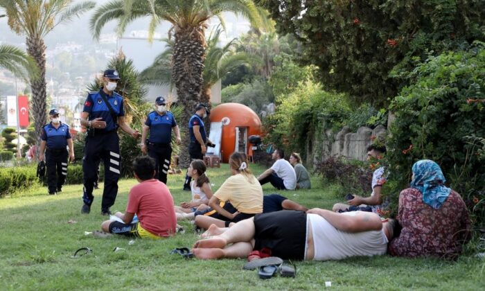 Zabıta ekipleri park ve refüjlerde tatil yapanları uyardı, uymayanlara ceza yazdı
