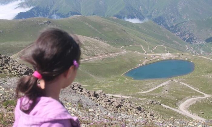 Zirvedeki krater gölleri büyülüyor