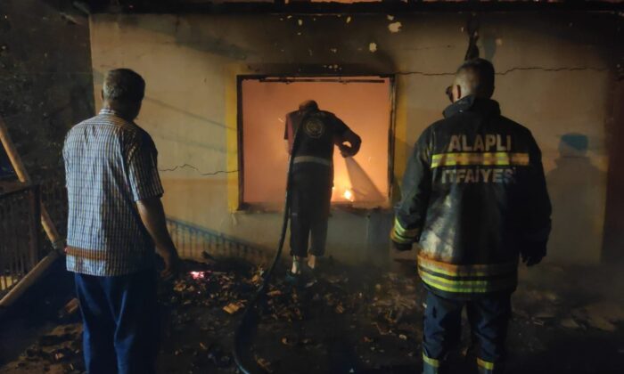 Zonguldak’ta iki katlı ev küle döndü
