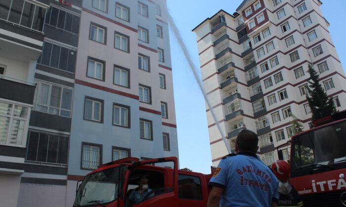 11 katlı binanın çatısında çıkan yangın kontrol altına alındı