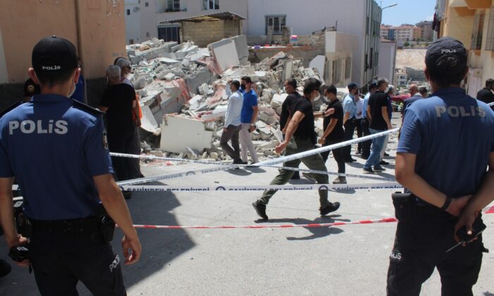 5 katlı bina kaçak kat çıkılması nedeniyle çökmüş