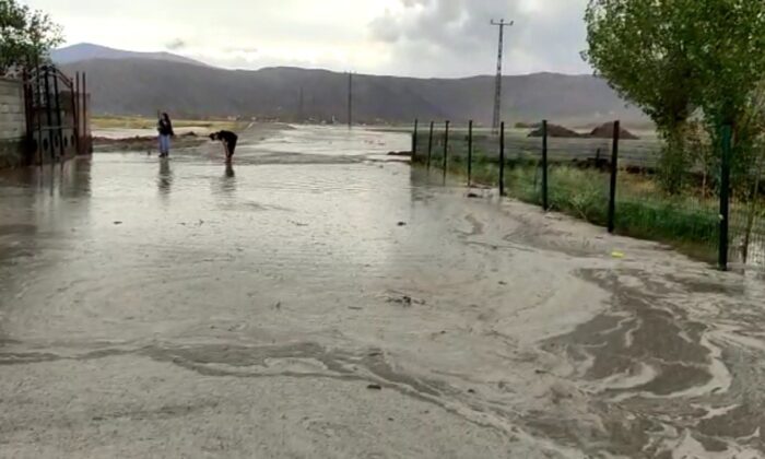Ağrı’da sağanak yağış sele neden oldu