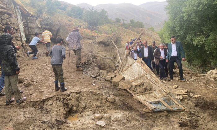 AK Parti teşkilatı Esendere sel bölgesinde