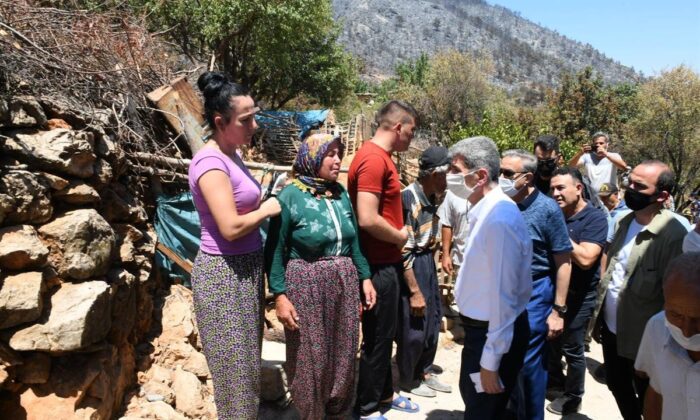 Bakan Yardımcısı İnce, Mersin’de yangından zarar gören vatandaşlarla buluştu