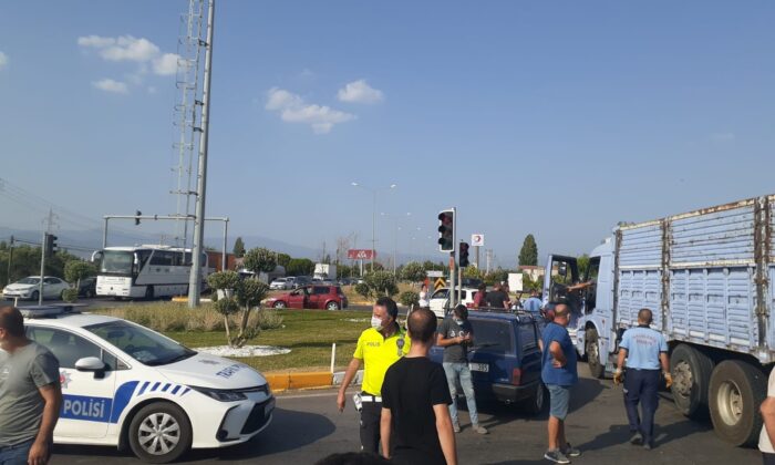 Balıkesir’de zincirleme kazada kamyonda sıkışan sürücüyü itfaiye kurtardı