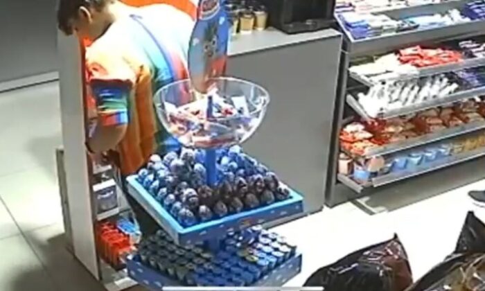 Batman’da akaryakıt istasyonunda hırsızlık anı kamaralara yansıdı