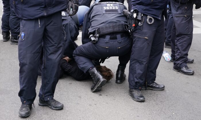 Berlin’de izinsiz korona protestolarında göstericiler ile polis arasında arbede