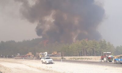Beşkonak Mahallesini tehdit eden yangına 7 helikopter, 1 uçak müdahale ediyor