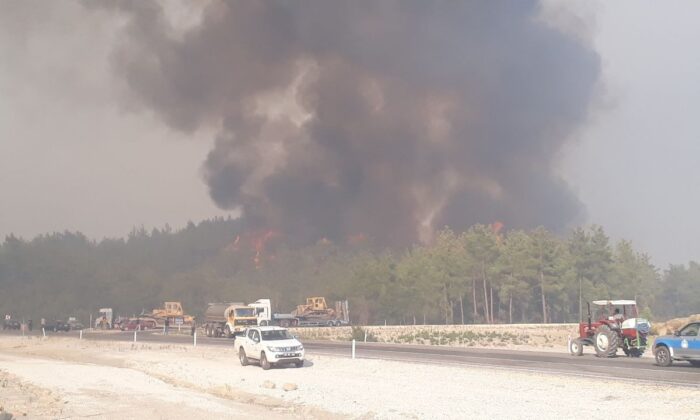 Beşkonak Mahallesini tehdit eden yangına 7 helikopter, 1 uçak müdahale ediyor