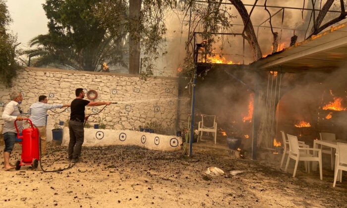 Bodrum’da korkulan oldu, alevler evlere sıçradı