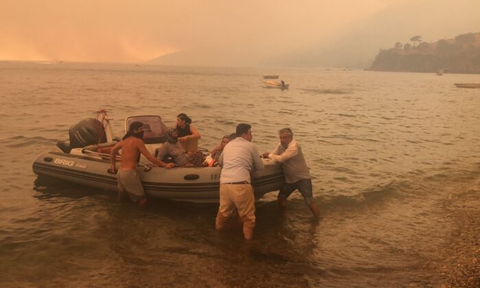 Botlar, tekneler seferber oldu, mahalleli yangından kurtarılıyor