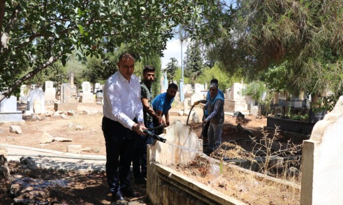 Bozova’da mezarlıkların bakımı yapıldı