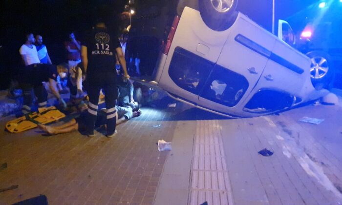 Bursa’da hafif ticari araç takla attı: 2 yaralı