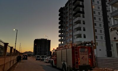 Çatıya çıkan şahsı polis ikna etti