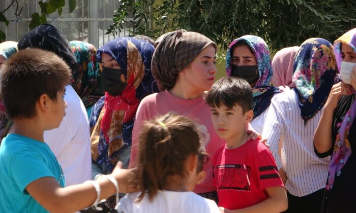 Düğün yolunda kazada ölenler gözyaşlarıyla uğurlandı