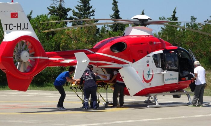 Duvardan düşen üniversiteli kızın yardımına ambulans helikopter yetişti