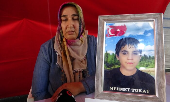 Evlat nöbetindeki anne HDP’ye ateş püskürdü