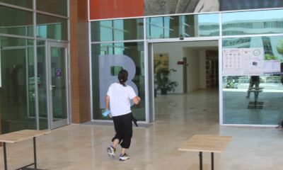 Fakültenin arızalanan kapısı 5 dakika geciken adayı önce umutlandırdı, ardından hüsrana uğrattı