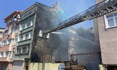 Fatih’te korkutan yangın, alevler binayı sardı