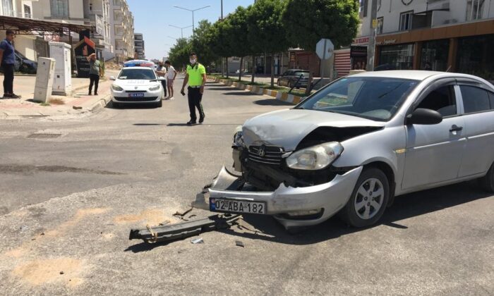 Hafif ticari araç ile otomobil çarpıştı: 2 yaralı