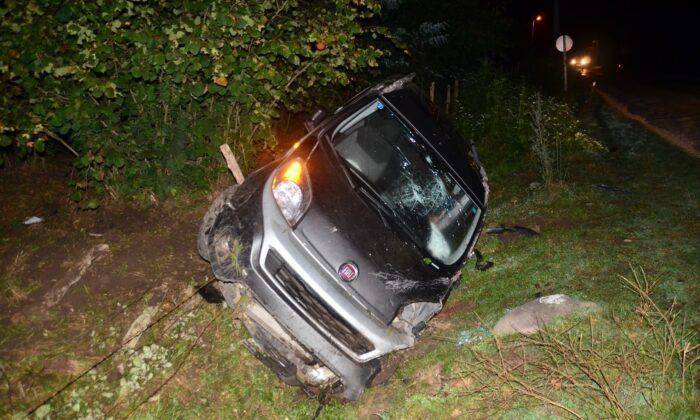 Hafif ticari araç takla attı: 2 yaralı