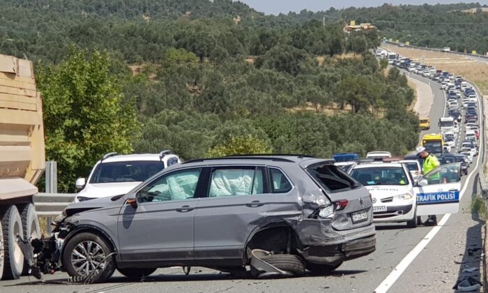 Havran’da ucuz atlatılan kazada 2 kilometrelik araç kuyruğu oluştu