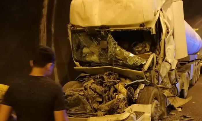 Kazada sıkışan tır sürücüsünü itfaiye ve sağlık ekipleri kurtardı