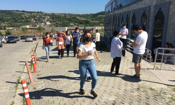 KPSS için sınav salonları önünde uzun kuyruklar oluştu