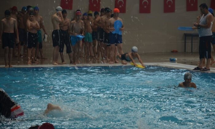 Malatya’da yüzme bilmeyen çocuklara ve gençlere ücretsiz kurs