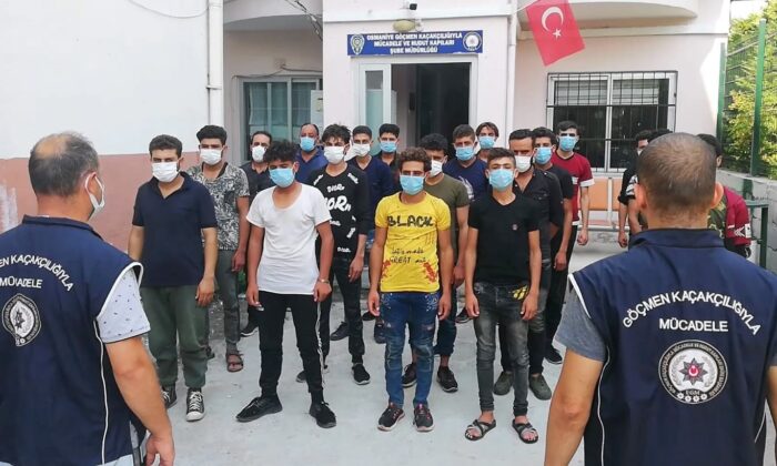 Osmaniye’de 14 kişilik minibüsten 20’si kaçak 28 mülteci çıktı