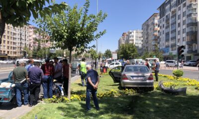 Otomobil ile mobilet çarpıştı: 3 yaralı