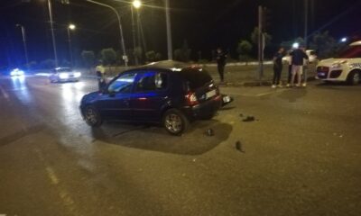 Otomobil ile motosiklet kavşakta çarpıştı