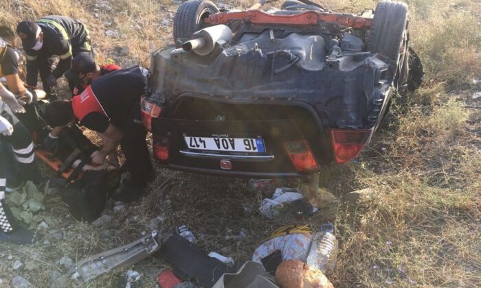 Otomobil yoldan çıkarak takla attı, 3 kişi yaralandı