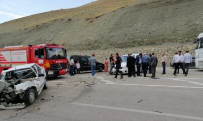 Otomobille hafif ticari araç çarpıştı: 6 yaralı