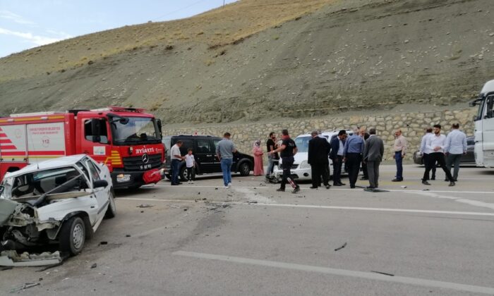 Otomobille hafif ticari araç çarpıştı: 6 yaralı