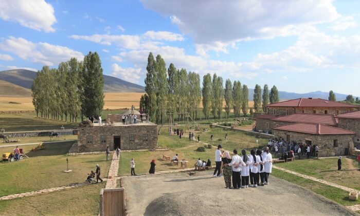 (Özel) Kenan Yavuz Etnografya Müzesi’nin bacalarında halay şenliği