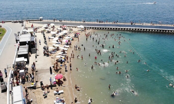 Sıcaklıklar arttı, Caddebostan Plajı doldu taştı