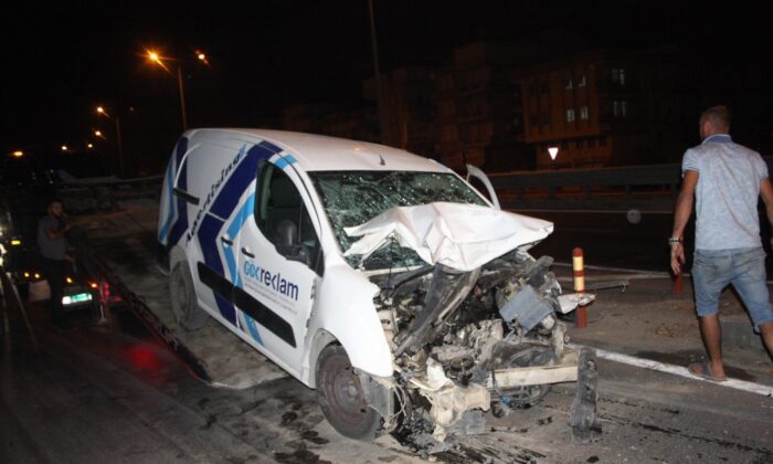 Sürücünün kararsız kalıp yön değiştirdiği araç bariyerleri yerinden söktü